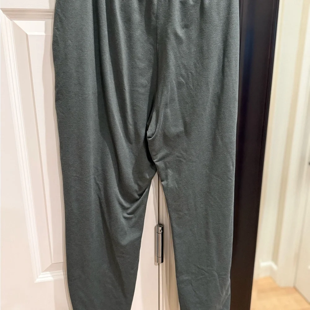 Vuori Women’s Performance Joggers Green Large - Picture 4 of 5